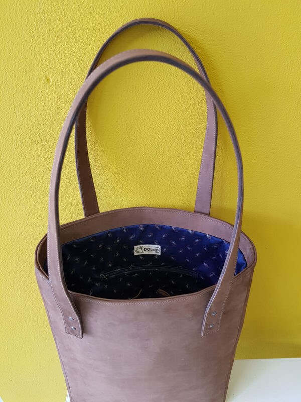 Een grote shopper in de kleur taupe met een donkerblauwe voering in paisley motief - Afbeelding 7