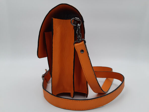 Klein oranje handtasje met zwarte accenten - Afbeelding 7