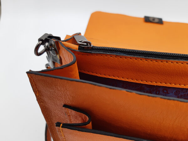 Klein oranje handtasje met zwarte accenten - Afbeelding 4