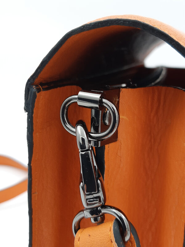 Klein oranje handtasje met zwarte accenten - Afbeelding 10