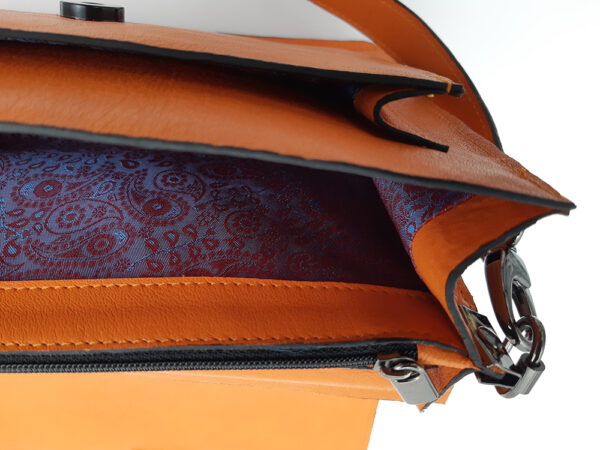 Klein oranje handtasje met zwarte accenten - Afbeelding 2
