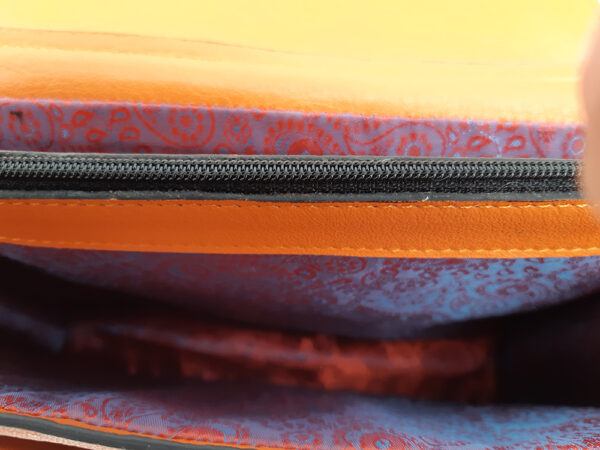 Klein oranje handtasje met zwarte accenten - Afbeelding 5