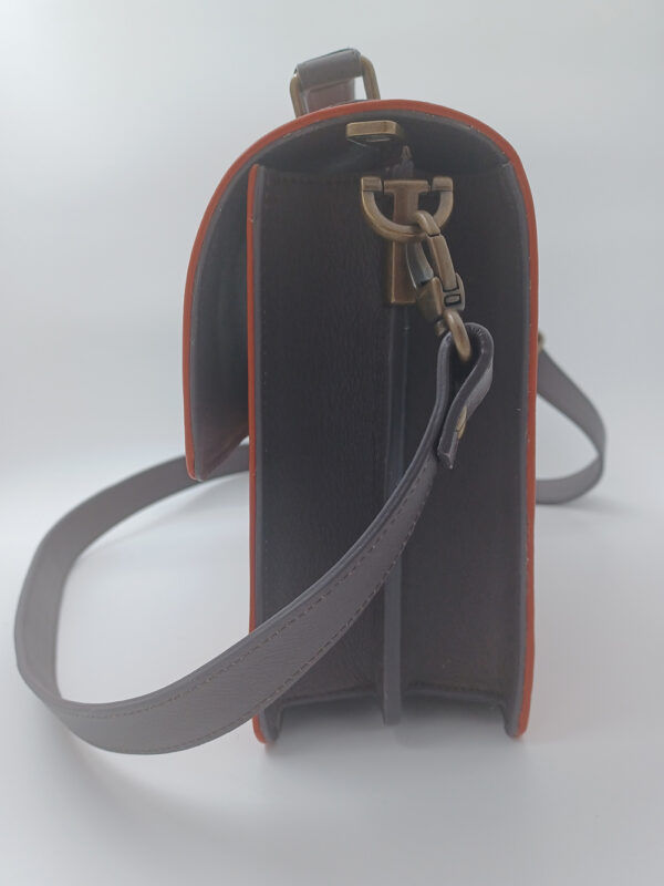 Een handtas in aardetinten in het model van een ouderwetse schooltas - Afbeelding 9