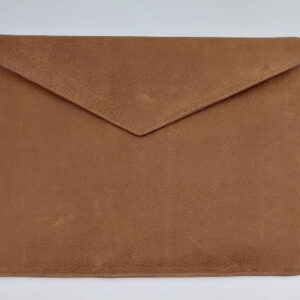 Laptophoes in de kleur caramel en een binnenzijde in crème kleur