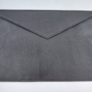 Zwarte laptophoes in de vorm van een envelop
