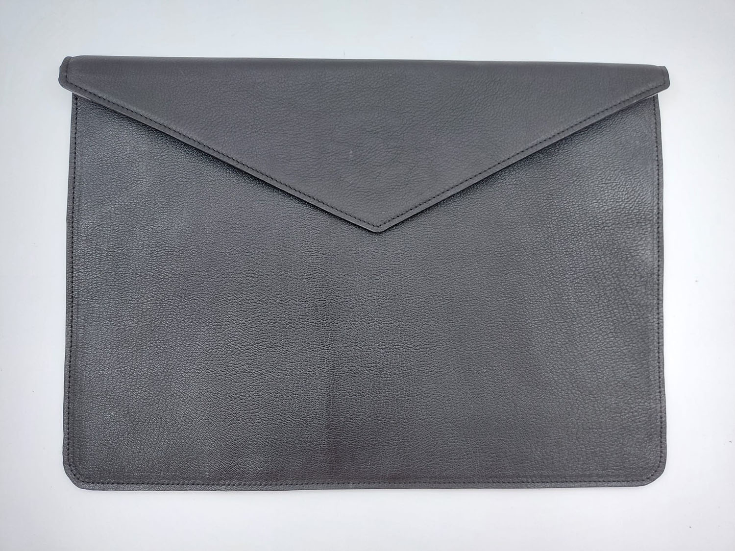 Zwarte laptophoes in de vorm van een envelop